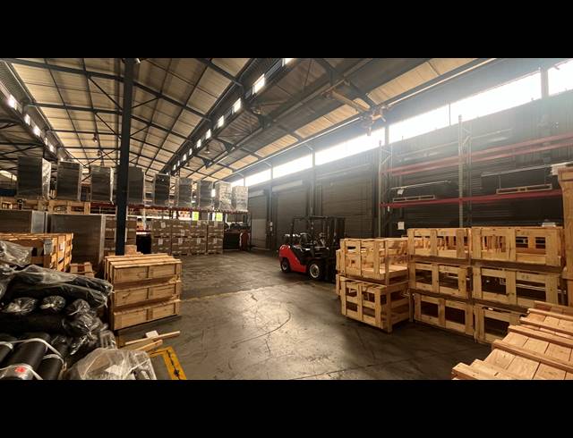 1,700M² WAREHOUSE TO LET IN SPARTAN